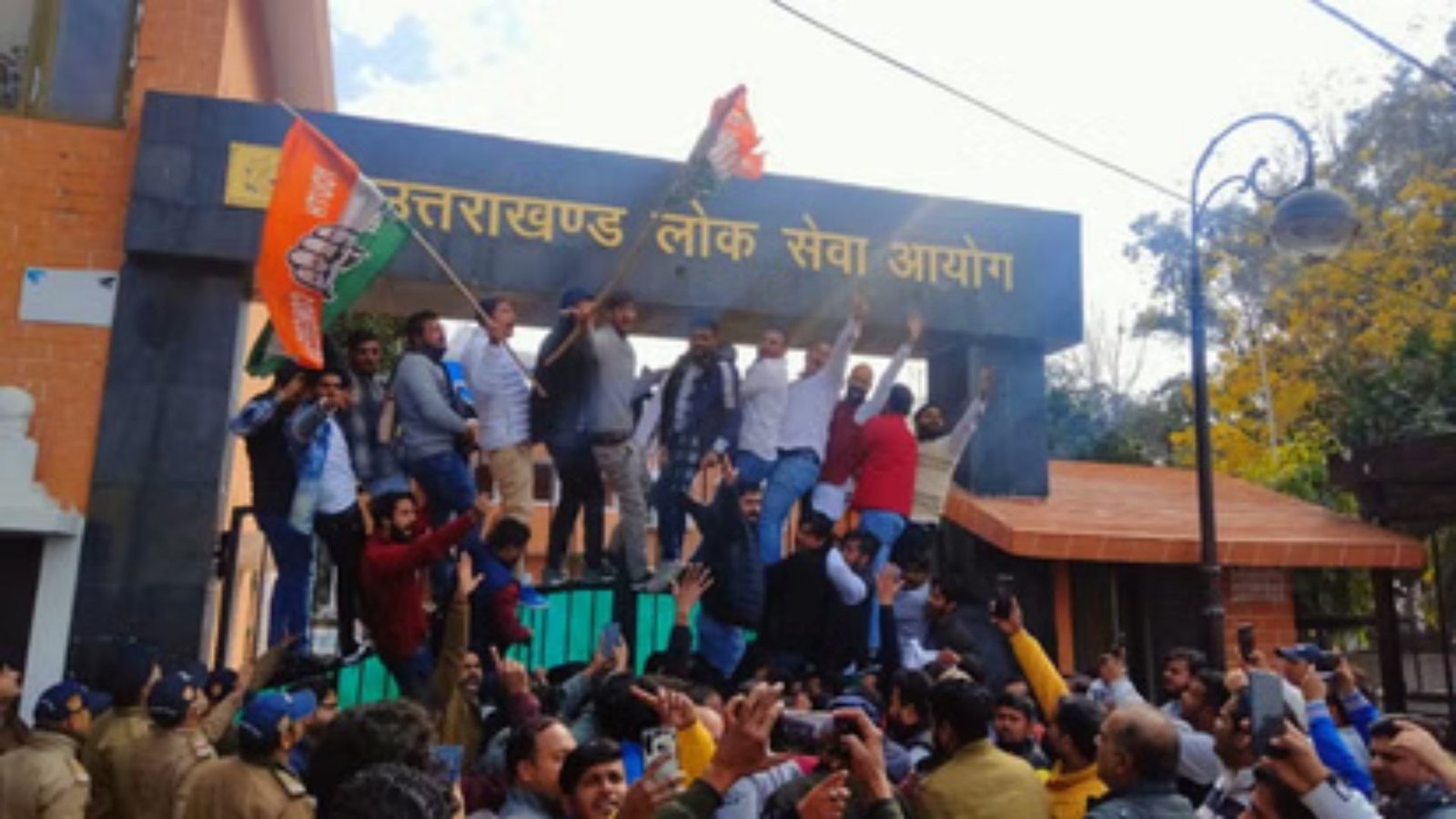 उत्तराखंड पेपर लीक फिर बना बड़ा मुद्दा! फूटा युवाओं का गुस्सा, सड़कों पर उतरे बेरोजगार संघ